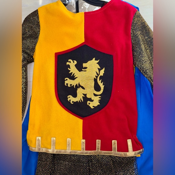 Medieval Knight Costume with Lion Emblem - Picture 2 of 3